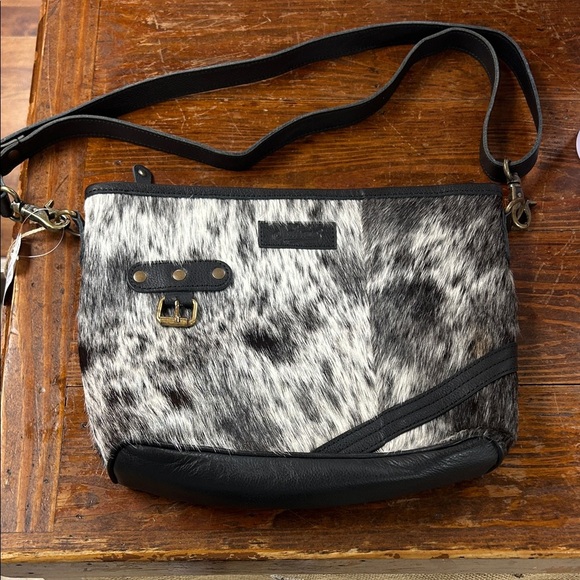 Stylish Black and White Cowhide Shoulder Bag - Sixtease - Picture 1 of 8
